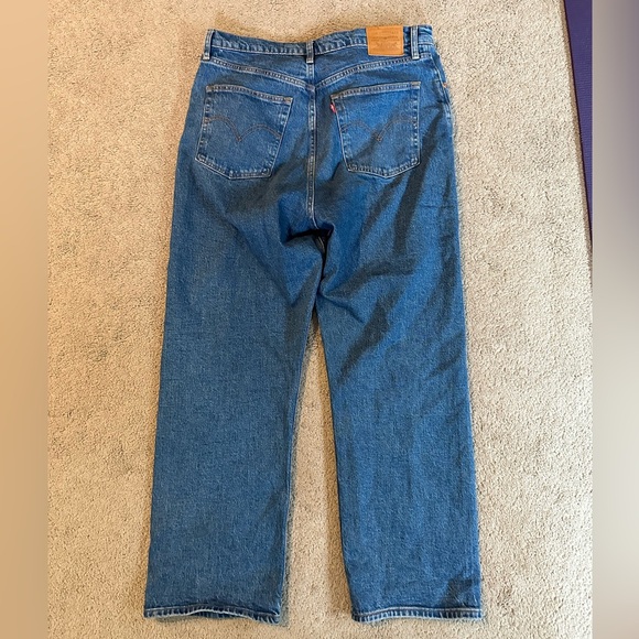 Ribcage Straight Ankle Levi’s Jeans, medium wash. - Picture 2 of 9